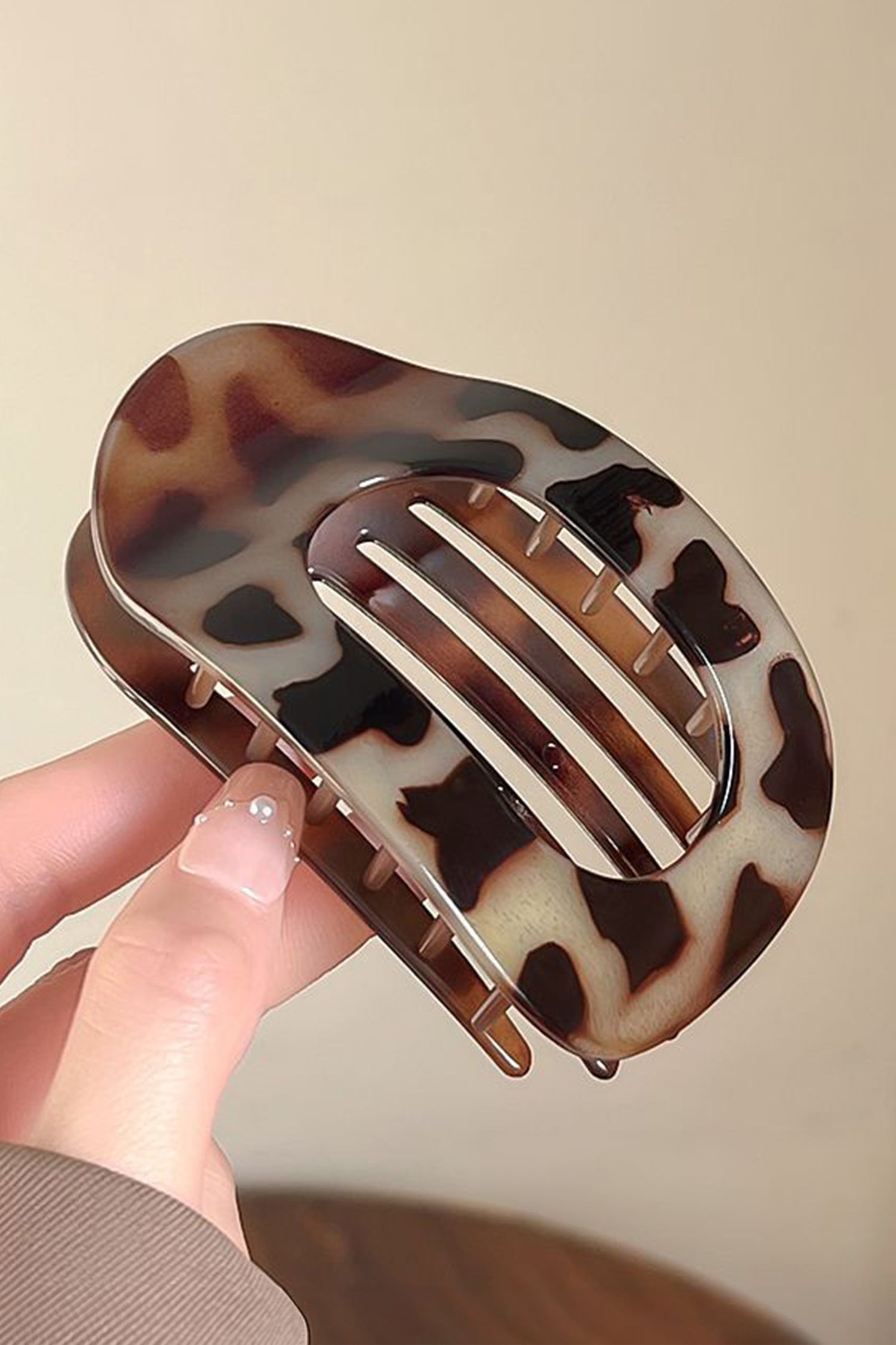 Robin Oval Hair Claw Clip