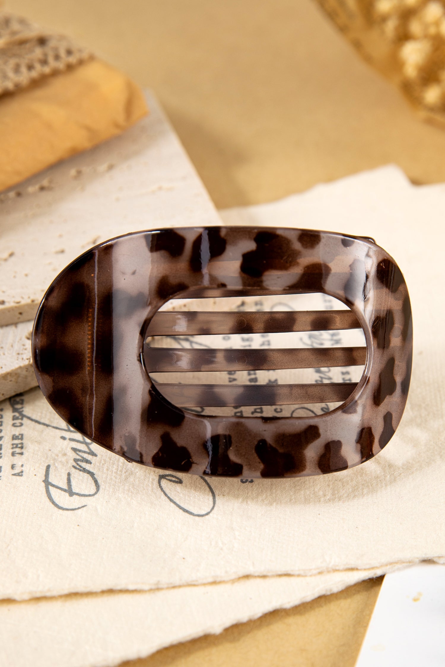 Robin Oval Hair Claw Clip