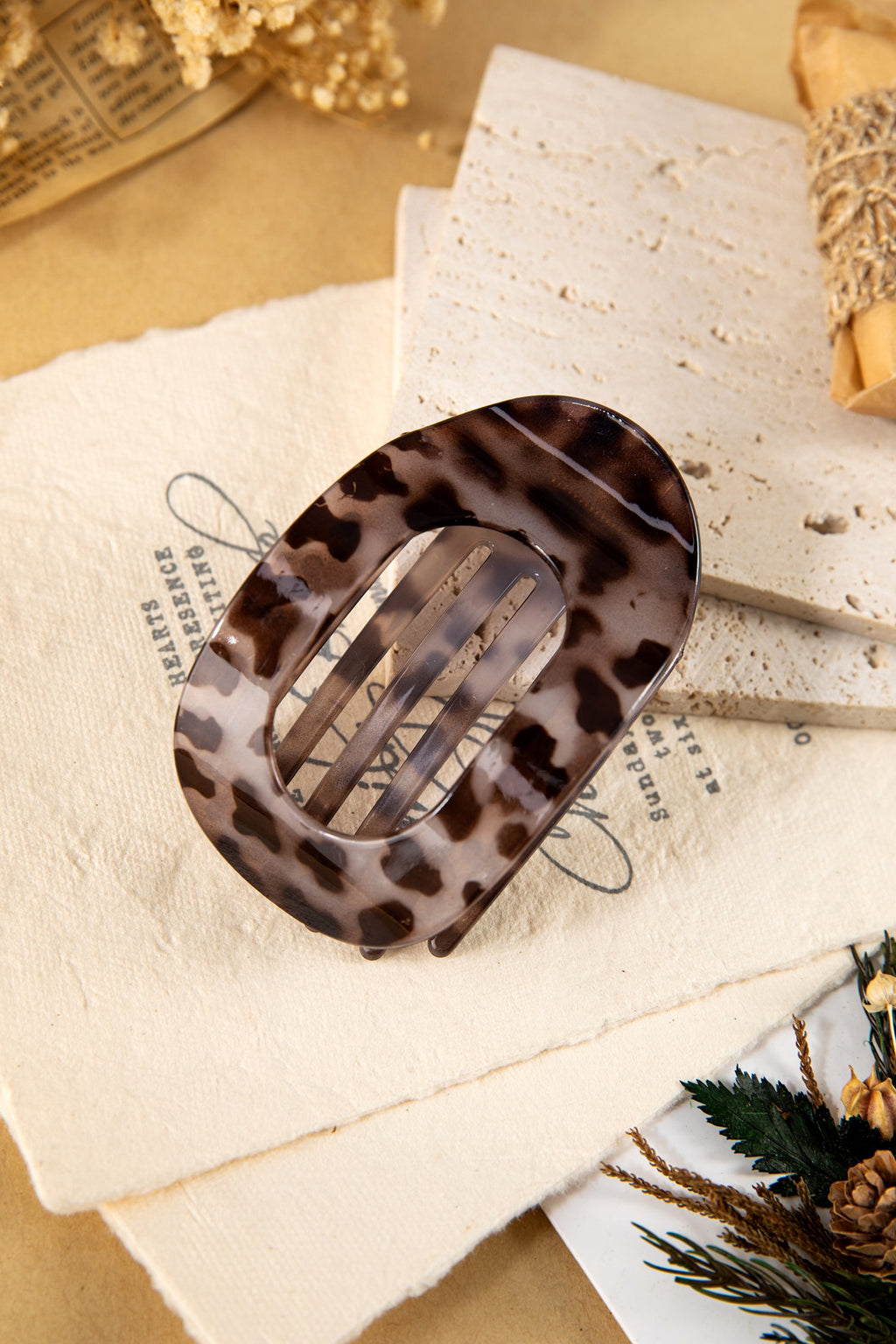 Robin Oval Hair Claw Clip