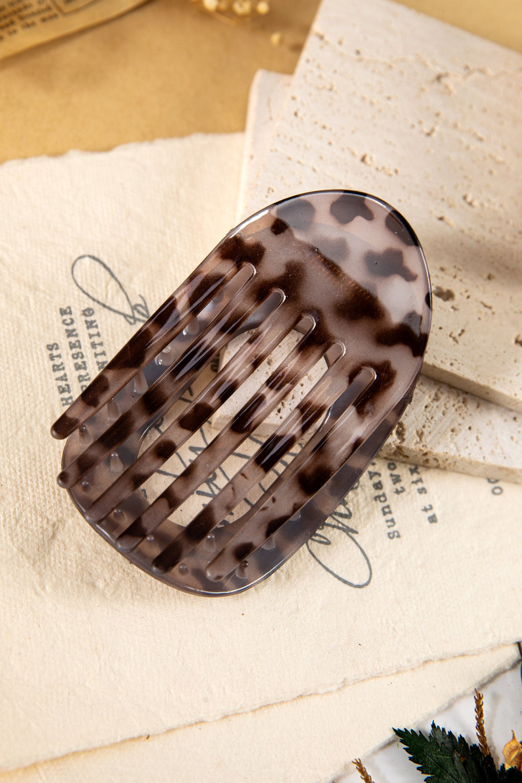 Robin Oval Hair Claw Clip